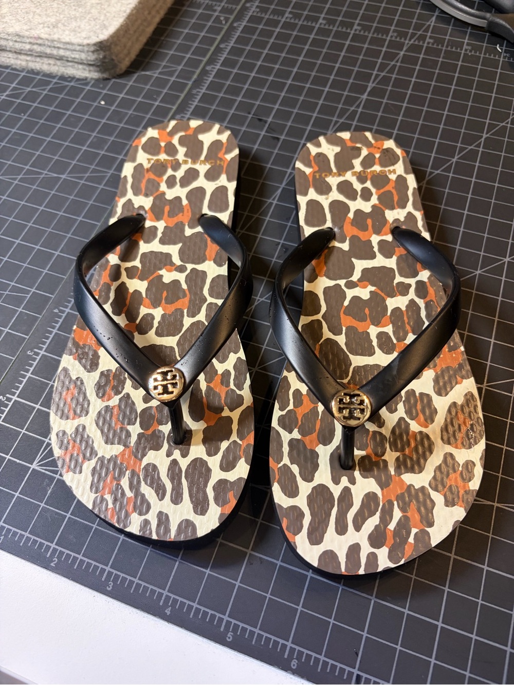Tory Burch Black Strap Leopard Print Flip Flops - Picture 9 of 10